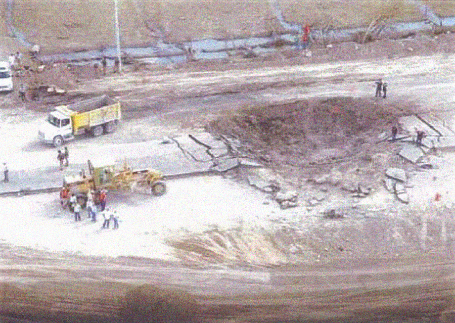 Eksplozja z 9 września 2007 r. pozostawiła w ziemi krater fot. raport Transportation Accident Paper: Automobile Collision and Explosion Along Hwy 30 from Cuatrocienegas Site on September 9, 2007, Orica Mining Services