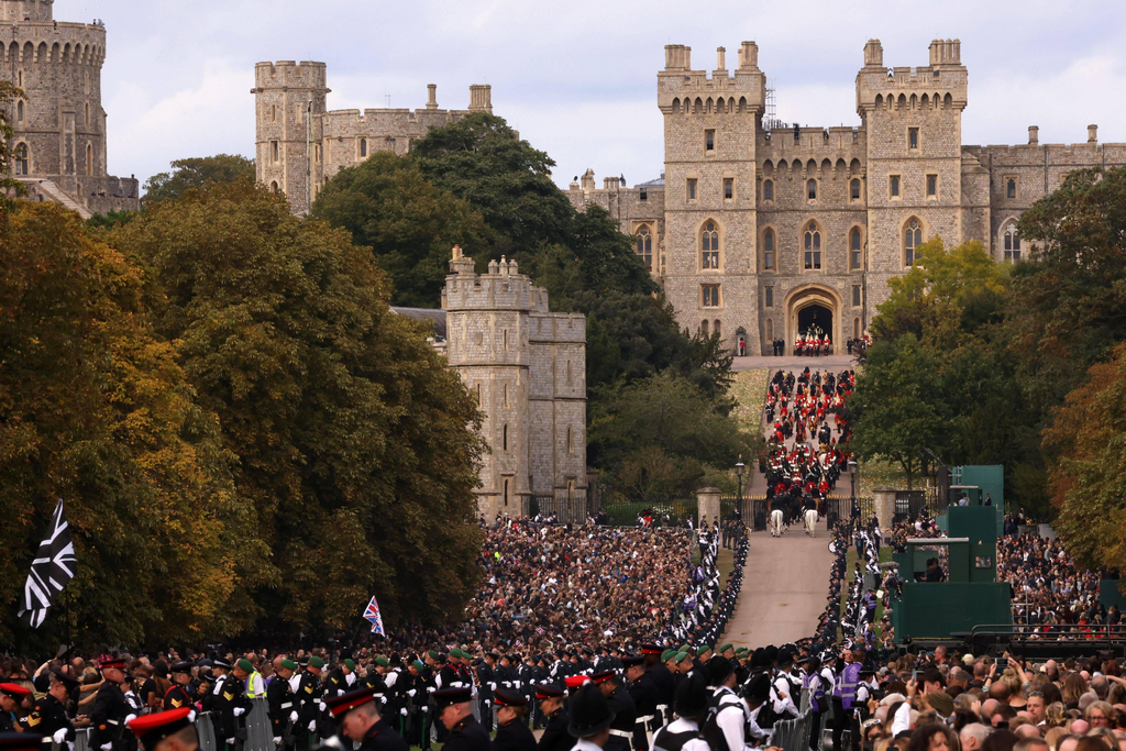 Państwowy pogrzeb Jej Królewskiej Mości królowej Elżbiety II, 19 września 2022 r., Londyn. Kondukt zmierza z Wellington Arch do zamku Windsor / fot. Vianney Le Caer / Avalon / PAP
