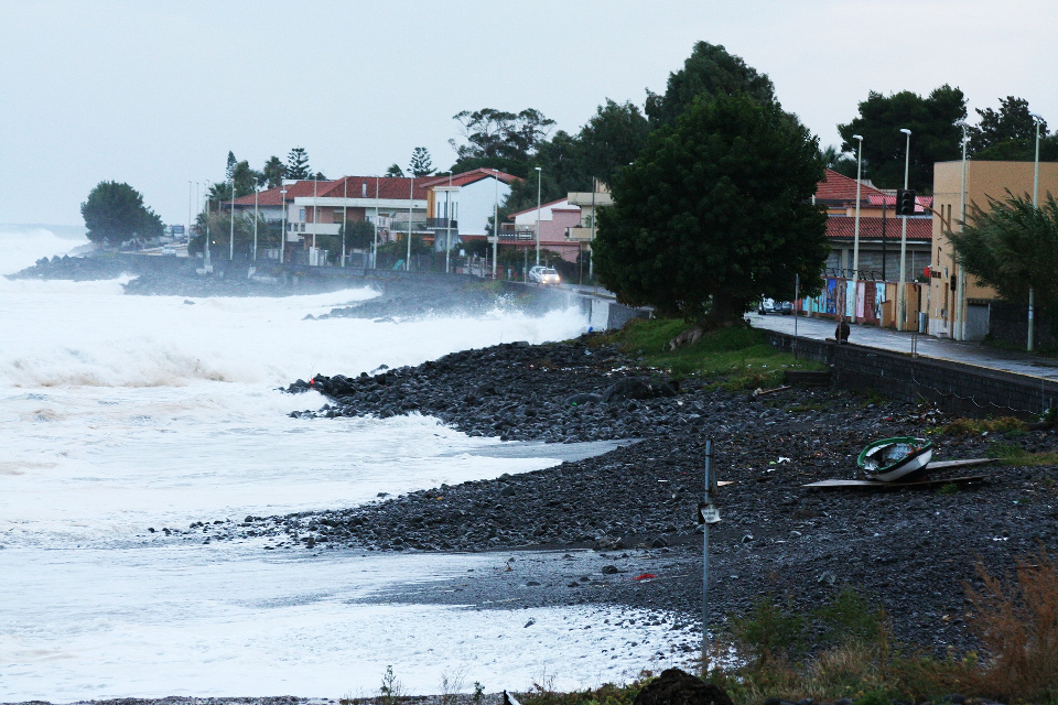   Oddziaływanie powodzi sztormowej prowadzą do uszkodzeń brzegów morskich fot. Pixabay