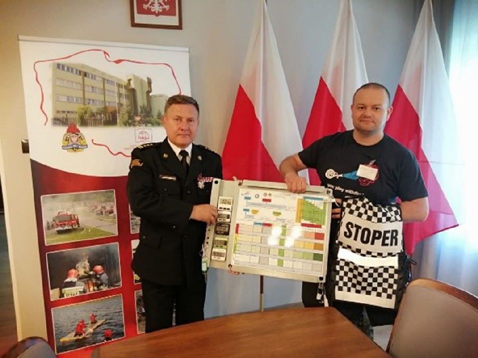 Pierwsze z dziesięciu szkoleń zrealizowanych w ramach projektu, zakończone przekazaniem tablicy komendantowi SP PSP w Bydgoszczy fot. Szymon Kokot