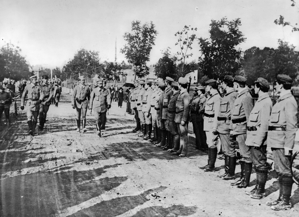 Józef Piłsudski idący wzdłuż szeregu członków Związku Strzeleckiego, ćwiczenia w Zakopanem, 1913 fot. Wikipedia / domena publiczna