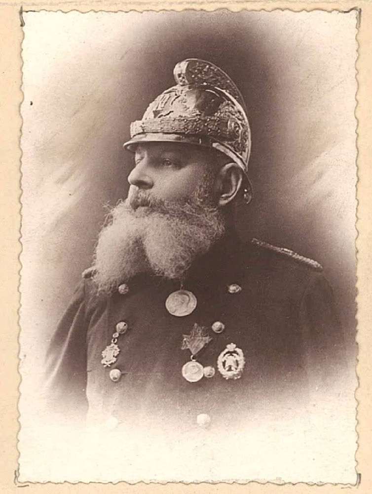St. Wnętrzak, naczelnik straży pożarnej w Hucie Katarzyna w Sosnowcu (Królestwo Polskie). Umundurowanie, dystynkcje i odznaki kroju rosyjskiego, ok. 1910 r. / fot. ze zbiorów CMP Mysłowice