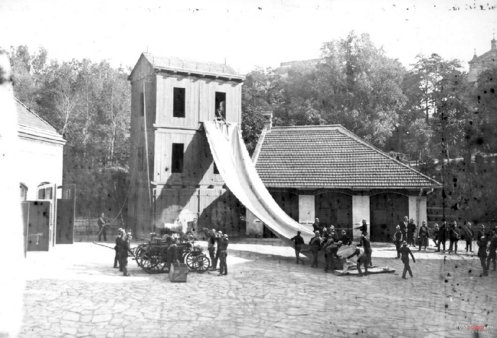 Ćwiczenia Lwowskiej Straży Ogniowej na podwórzu, ok. 1910 r. / fot. ze zbiorów autora
