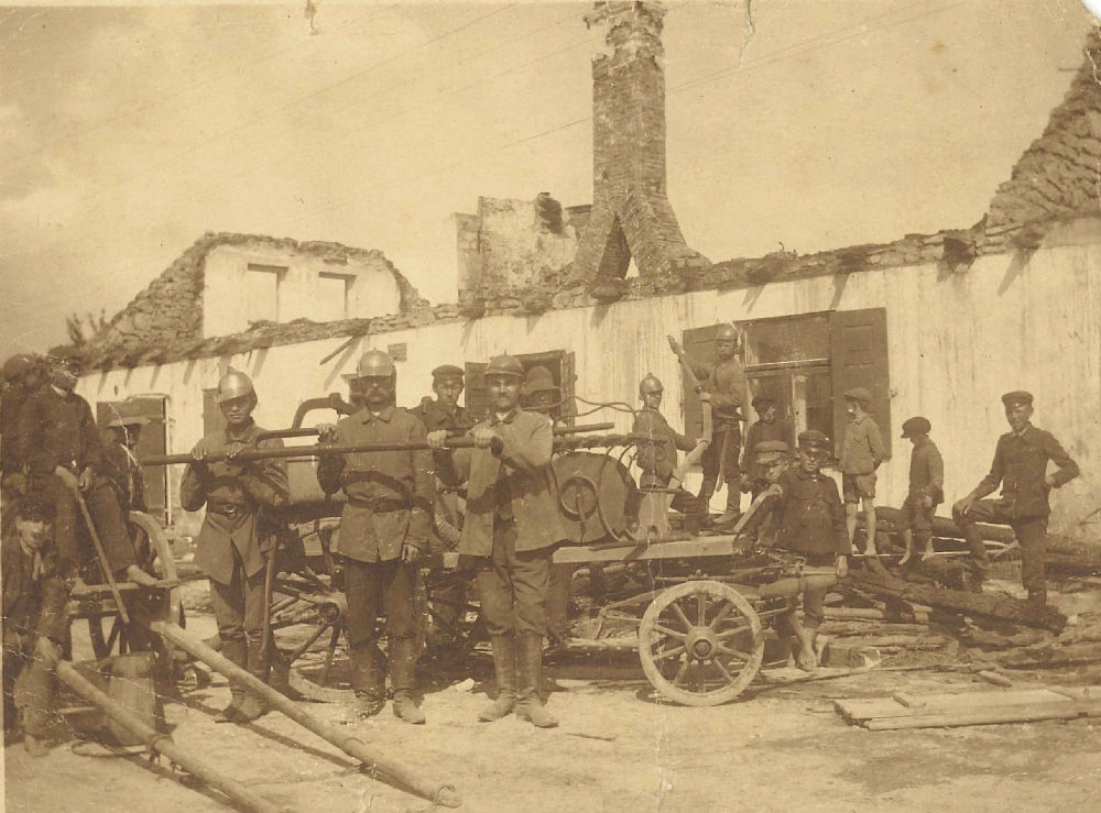 Unikatowa fotografia przedstawiająca strażaków OSP Słominki po zgaszeniu pożaru, lata 1910-1920 / fot. ze zbiorów Michała Malisza