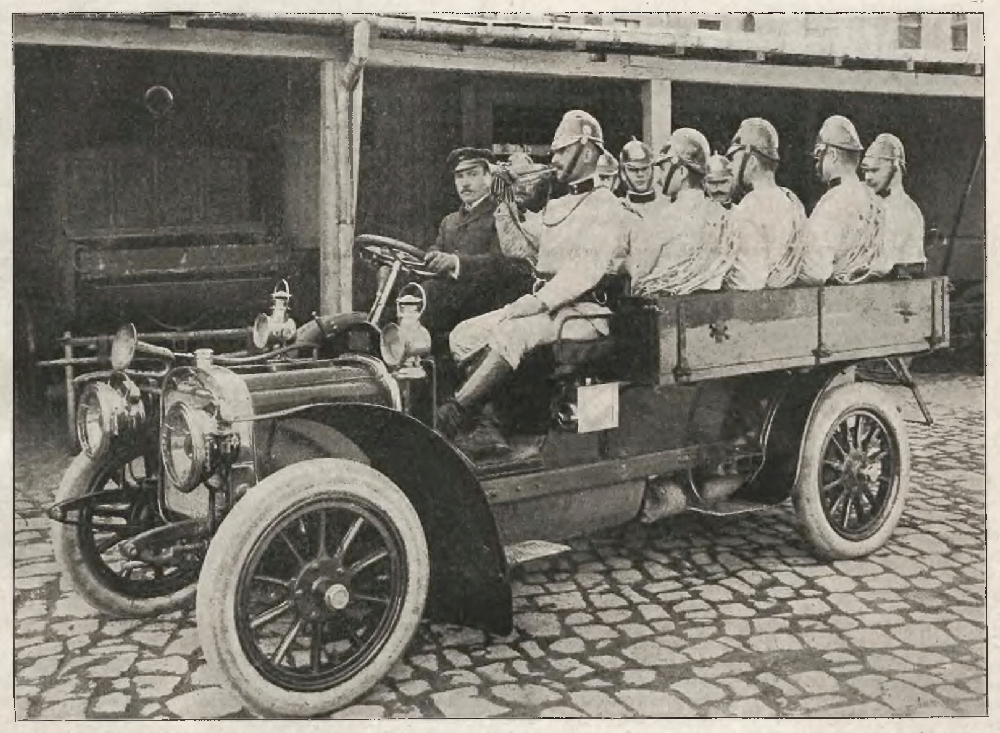 Samochód osobowo-rekwizytowy, który Miejska Straż Pożarna w Krakowie otrzymała w 1907 r. do jazd próbnych / fot. „Nowości Ilustrowane” nr 40 z 5 października 1907 r.
