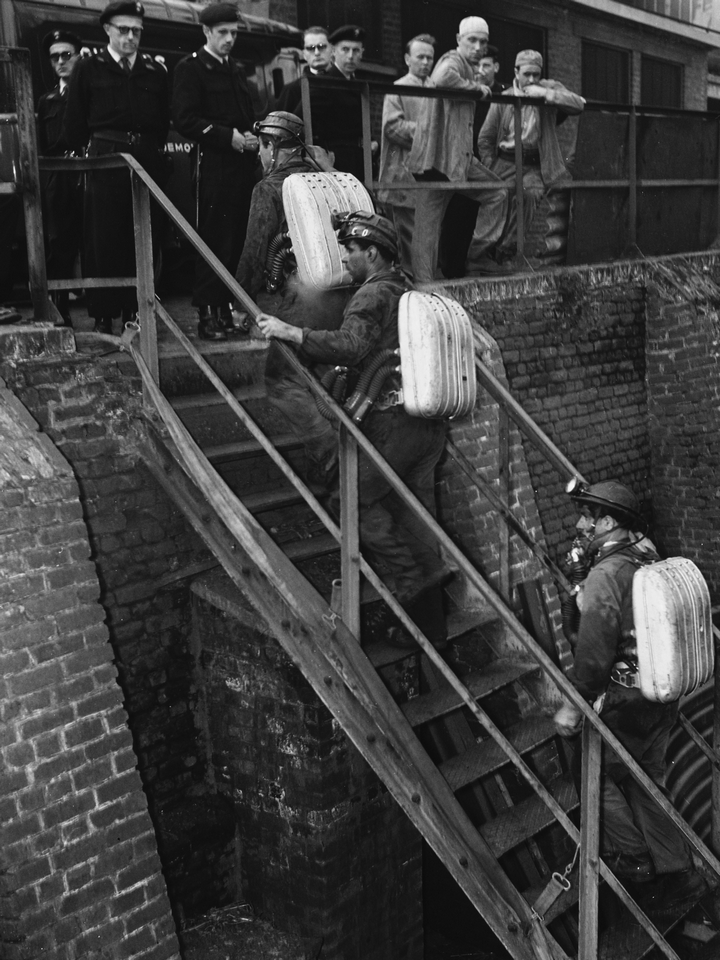 Ratownicy wyposażeni w aparaty oddechowe, 9 sierpnia 1956 r.  fot. Wim van Rossem / Anefo / Wikipedia (CC BY-SA 3.0 NL)