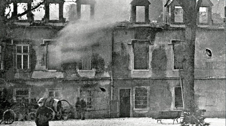 W 1927 r. zamek w Dzikowie (obecnie dzielnica Tarnobrzega) stanął w płomieniach. Wiązała się z tym tragedia śmierci ośmiu osób, które próbowały ratować bezcenne zbiory zamkowej biblioteki fot. NAC