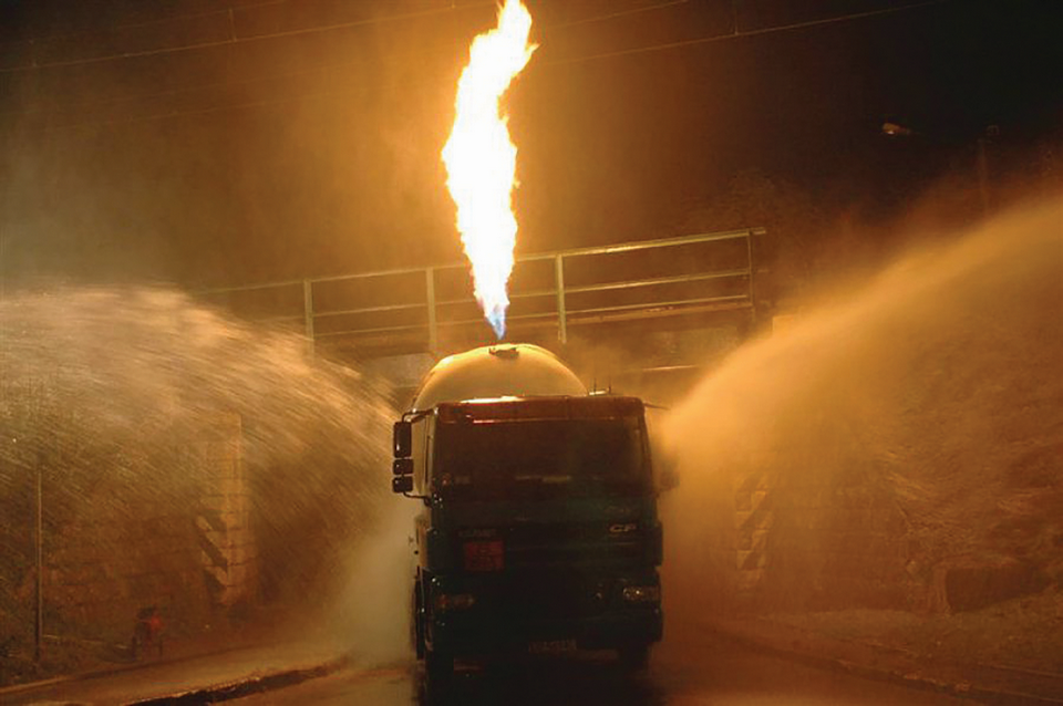 Podczas pożaru cysterny z mieszaniną propanu-butanu LPG, do którego doszło 26 września 2008 r.  w Chrzanowie, schładzano ją z dwóch stron prądami wody i piany fot. Wojciech Rapka / KW PSP w Katowicach