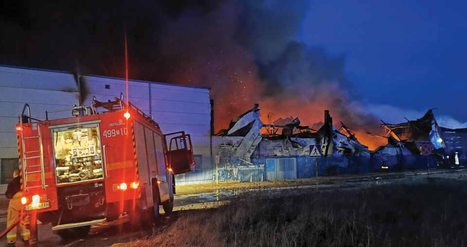 Ponad 100 strażaków walczyło z ogniem, który opanował halę produkcyjną zakładu Cersanit w Starachowicach fot. Marcin Nyga / KW PSP w Kielcach