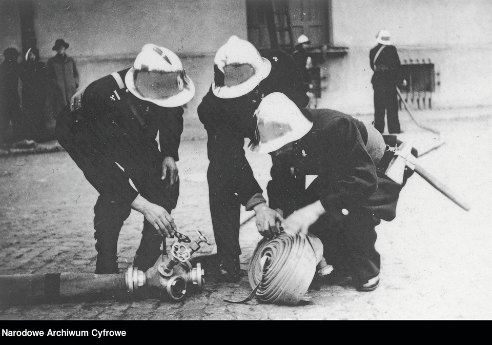 Strażacy podczas ćwiczeń, 1948 fot. NAC