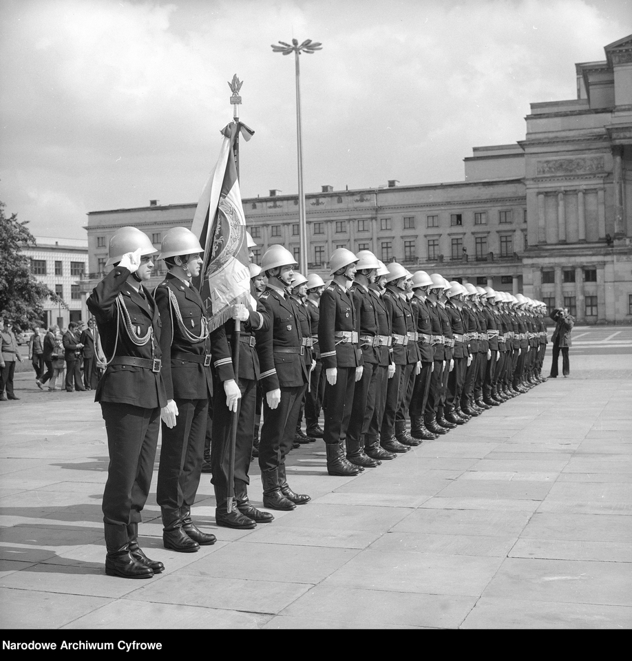 Promocja absolwentów Wyższej Oficerskiej Szkoły Pożarniczej na pl. Teatralnym w Warszawie, 1977 fot. NAC