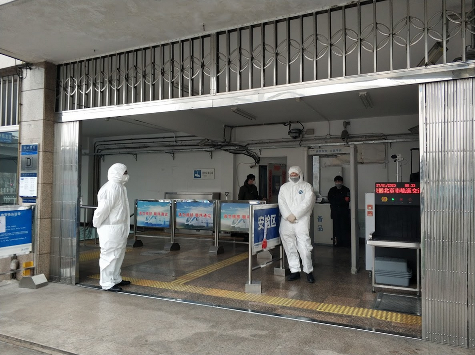 Kontrola medyczna (mierzenie temperatury) na stacji metra Jishuitan w Pekinie, styczeń 2020 r. fot. Pau Colominas / Wikipedia (CC BY-SA 4.0)