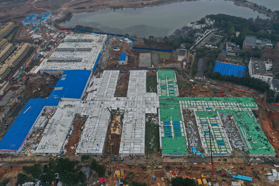 3 lutego 2020 r., Wuhan, Chiny. Po zaledwie 10 dniach budowy szpital Wuhan Huoshenshan został oficjalnie ukończony i oddany do użytku, a 3 lutego przyjęto pacjentów z nowo zdiagnozowanym koronawirusowym zapaleniem płuc fot. PAP/Abaca