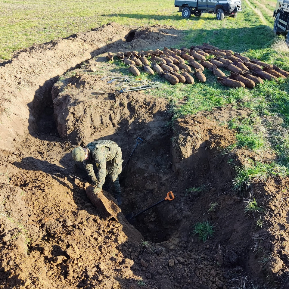 Bomby lotnicze z okresu drugiej wojny światowej zabezpieczane przez patrol saperski fot. arch. 1. Pułku Saperów w Brzegu