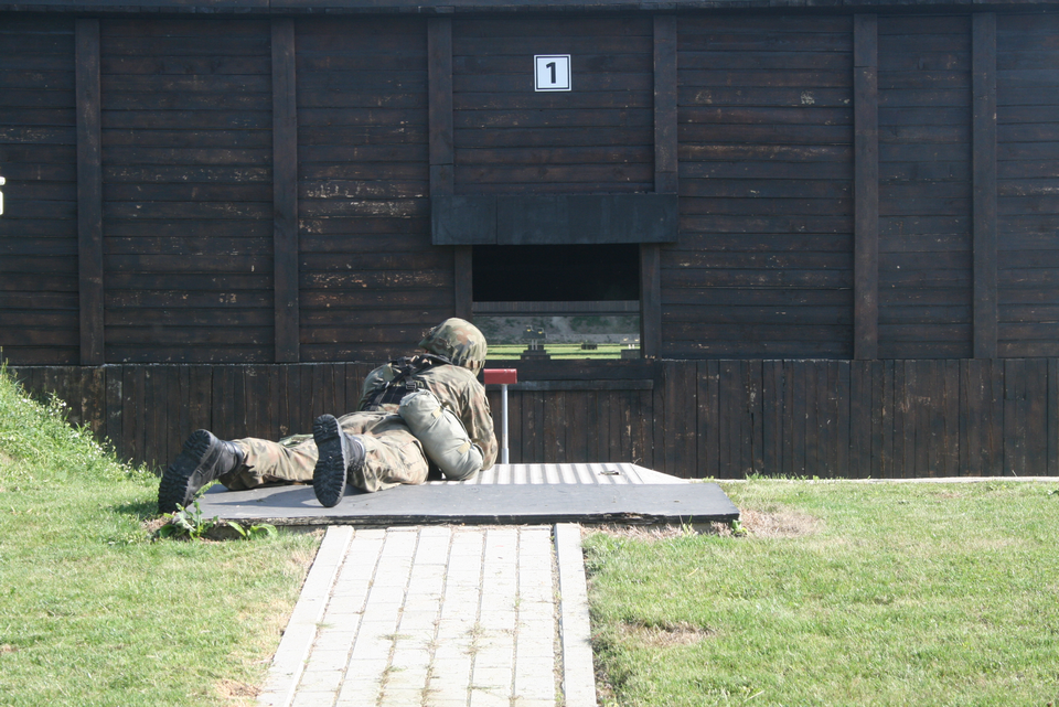 Drewniane kulochwyty wokół otworu strzelniczego  fot. arch. 1. Pułku Saperów w Brzegu