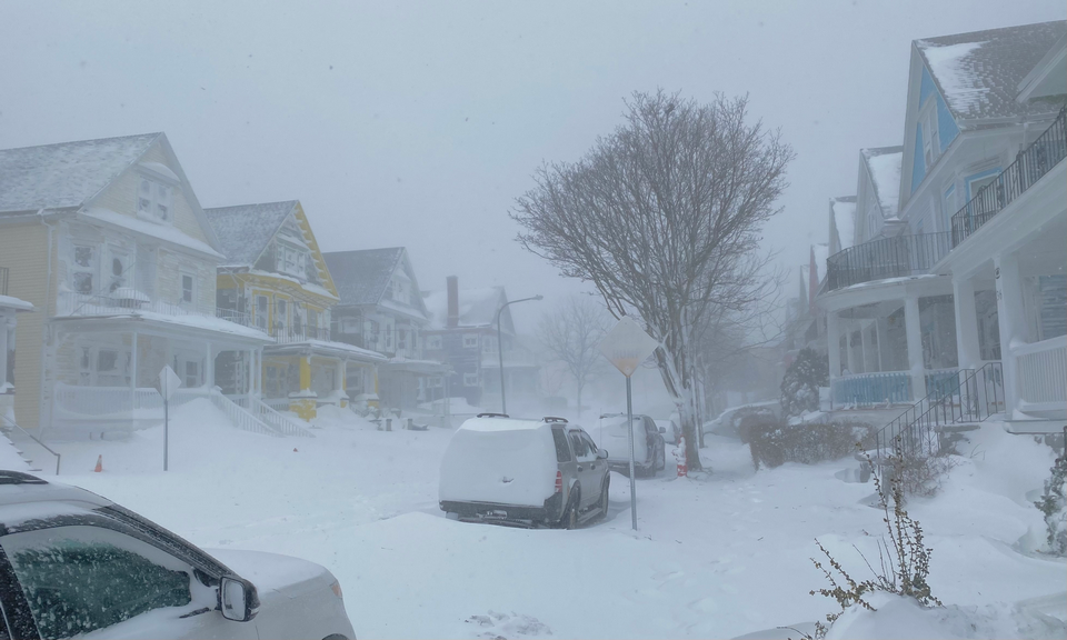 Ulica Laurel w Buffalo rankiem drugiego dnia śnieżycy, 21 grudnia 2022 r. fot. Andre Carrotflower / Wikipedia, CC BY-SA 4.0