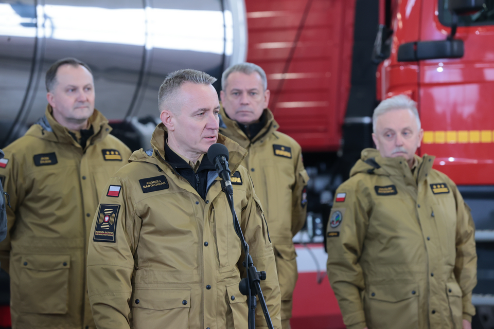 Gen. brygadier Andrzej Bartkowiak przekazał polskim strażakom przed ich wylotem do Turcji słowa wsparcia, wyraził wiarę w sukces ich działań fot. Grzegorz Trzeciak / Wydział Prasowy KG PSP