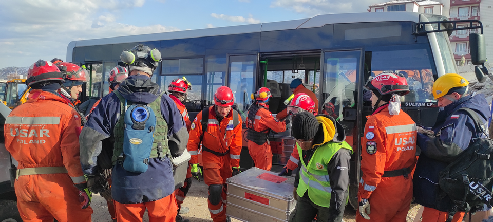 Transport i rozładunek sprzętu fot. Marek Brzostowicz / Zespół Pomocy Humanitarno-Medycznej
