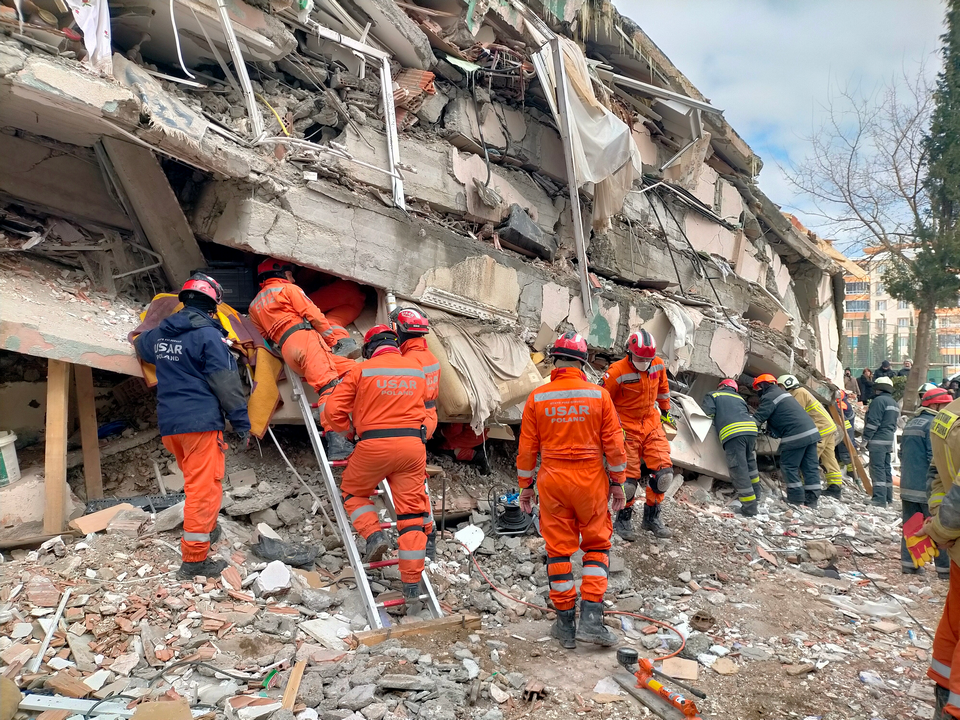 Transport i rozładunek sprzętu fot. Marek Brzostowicz / Zespół Pomocy Humanitarno-Medycznej