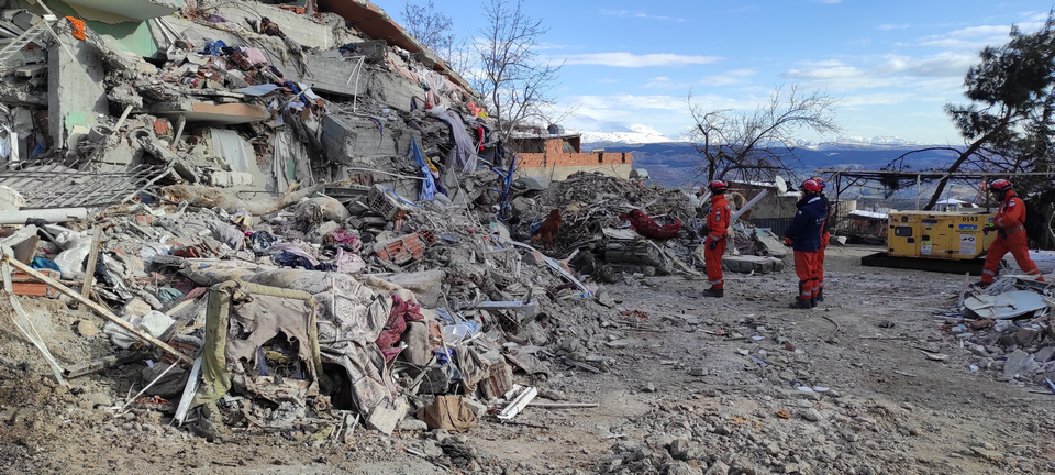 Przedarcie się przez stosy gruzu do poszkodowanychbyło bardzo trudne fot. Marek Brzostowicz / Zespół Pomocy Humanitarno-Medycznej
