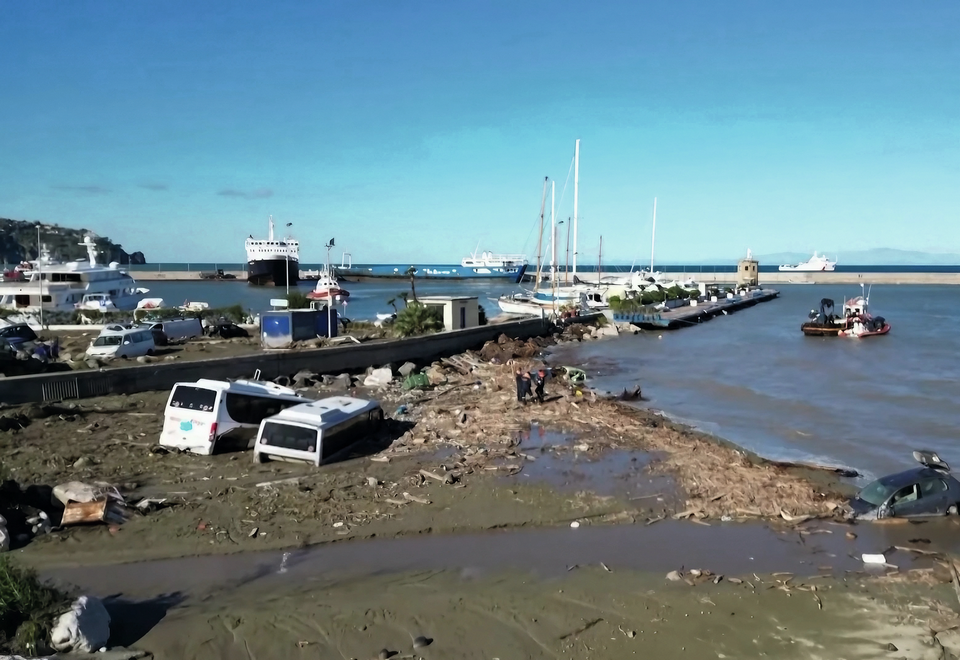 Zniszczenia w porcie fot. Global News, częściowy kadr z Italy landslide: Ischia residents hampered by mud as search for missing continues / YouTube (https://www.youtube.com/watch?v=TlnlVcj6480)