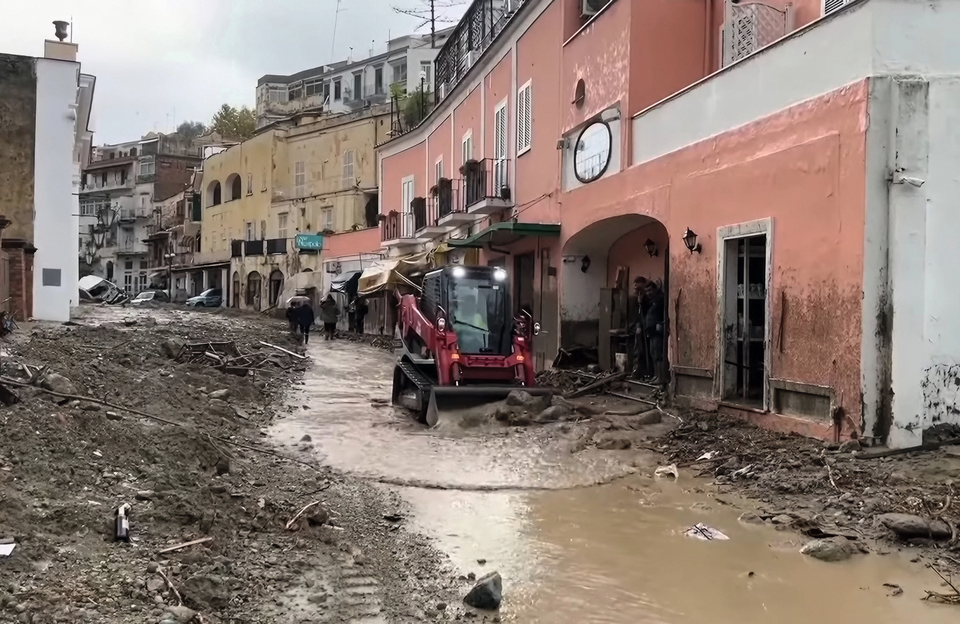 Użycie koparki usprawnia sprzątanie ulic fot. euronews, częściowy kadr z 'One dead, 10 missing' after torrential rain causes landslide on Italian island of Ischia / YouTube (https://www.youtube.com/watch?v=vwYialE66T8)