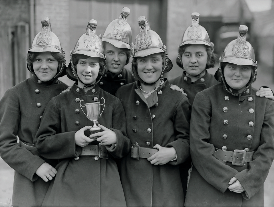 Dziewczęcy oddział ratunkowy przy straży pożarnej w Berkshire (Anglia), 1930 r.  fot. Fox-photos / Getty images (domena publiczna)