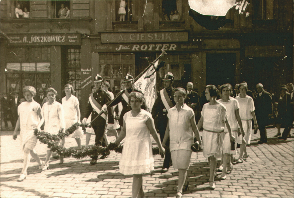 Członkinie Żeńskiej Służby Pożarniczej podczas uroczystości 65-lecia OSP Mysłowice, 1929 r.  fot. arch. CMP w Mysłowicach