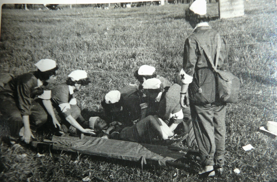 Dziewczęta z Żeńskiej Drużyny Pożarniczej OSP Ustroń, lata 50-60. XX w.  fot. arch. Dariusza Faleckiego