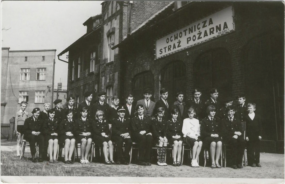 Młodzieżowa Drużyna Pożarnicza w Rudzie Śląskiej przed remizą, lata 60. XX w.  fot. arch. CMP w Mysłowicach