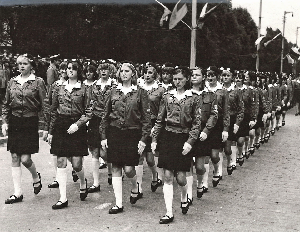 Przemarsz członkiń Żeńskiej Drużyny Pożarniczej OSP Bystrzyca Kłodzka, lata 70. XX w.  fot. arch. CMP w Mysłowicach