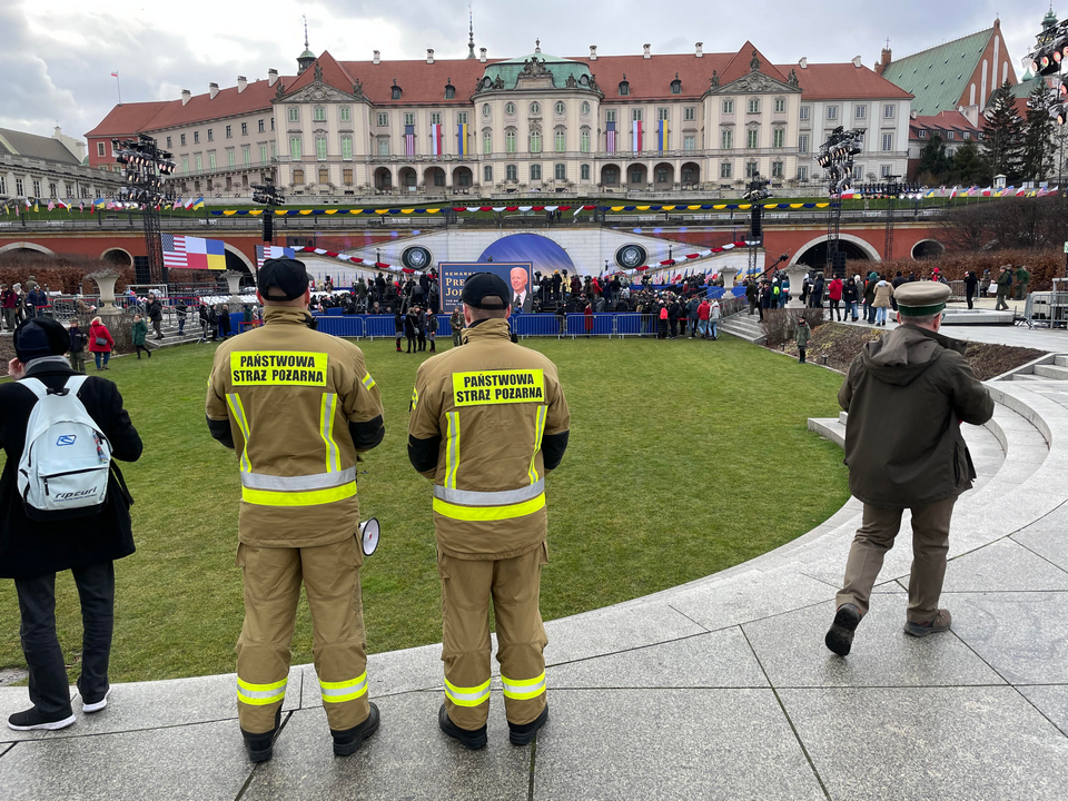 Funkcjonariusze PSP wyznaczeni do wspierania organizatora w kierowaniu ewakuacją uczestników w centralnej strefie uroczystości  fot. Kamil Czernek / SGSP