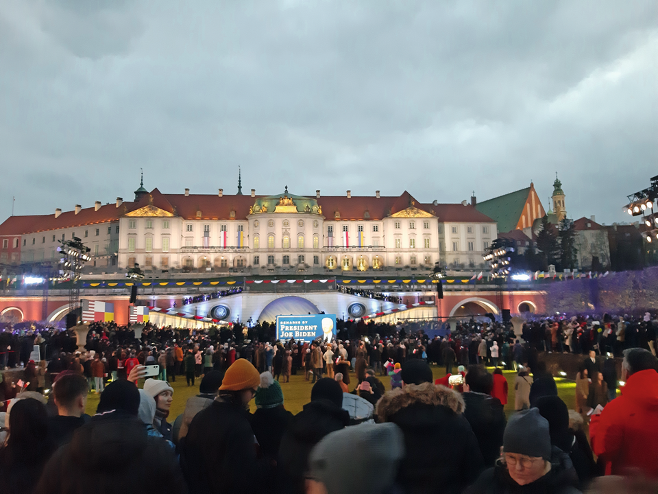 Uczestnicy uroczystości gromadzili się w ogrodach zamkowych fot. Rafał Wróbel / SGSP
