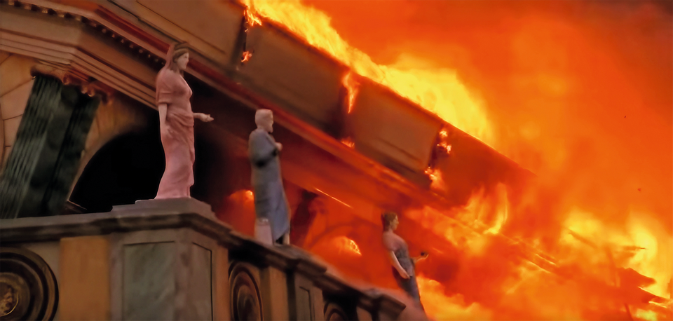 Efektowna scena zawalenia się konstrukcji budynku i monumentów w polskiej superprodukcji z 2001 r. fot. kadr z filmu