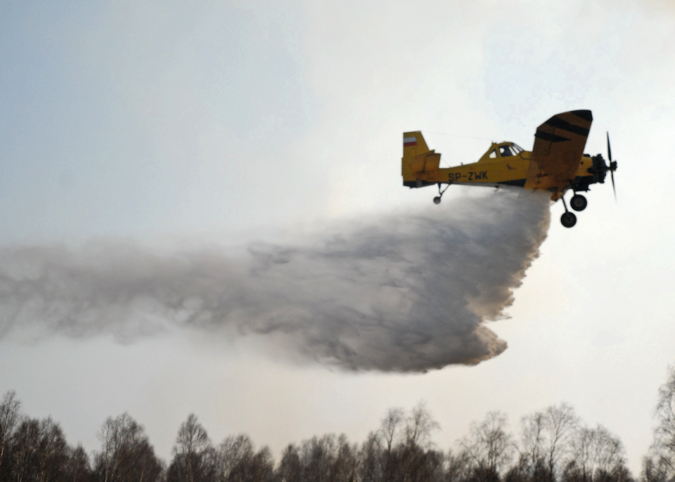 PZL-M18 Dromader wykonujący zrzut gaśniczy  fot. archiwum LOPL IBL