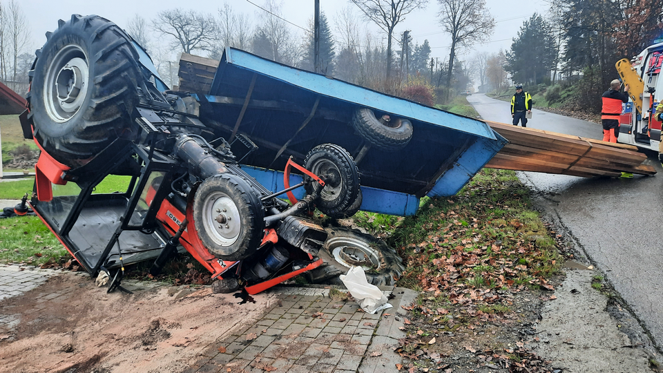 W Buczynie (woj. małopolskie) doszło do wywrócenia się ciągnika rolniczego z przyczepą, 2022 r. fot. KP PSP w Bochni