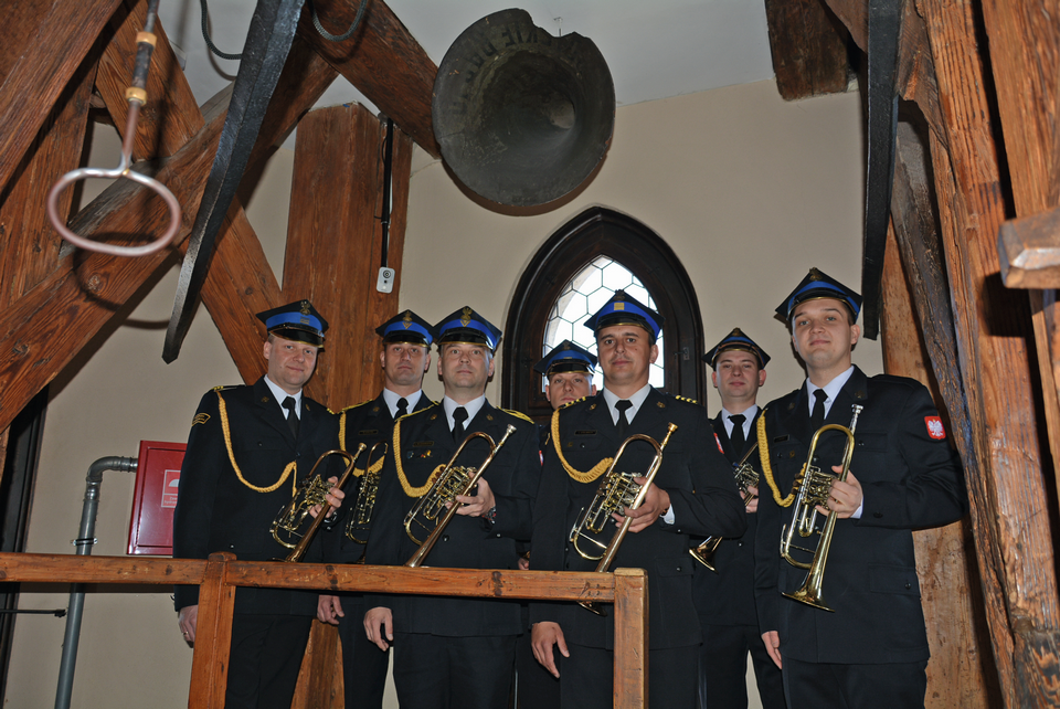 Krakowscy hejnaliści. Od lewej : st. sekc. Krzysztof Krawczyk, st. ogn. Michał Kołton, st. ogn. Łukasz Włodarczyk, st. str. Krzysztof Hatlaś, mł. ogn.  Jarosław Stelmach, str. Jakub Imielski, st. str. Łukasz Rudnik  fot. Marcin Kulpa / KM PSP w Krakowie