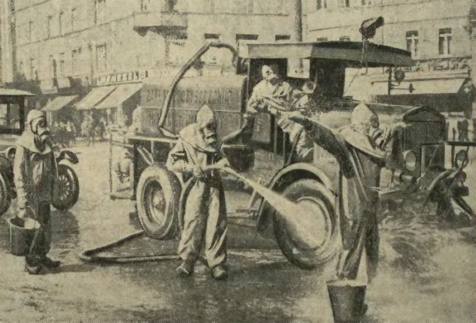 Fotografia prasowa z „Ilustrowanego Kuriera Codziennego” nr 268 z 27.09.1934 r. Pokaz obrony przeciwgazowej, moment odkażania ulicy na rynku w Katowicach. 