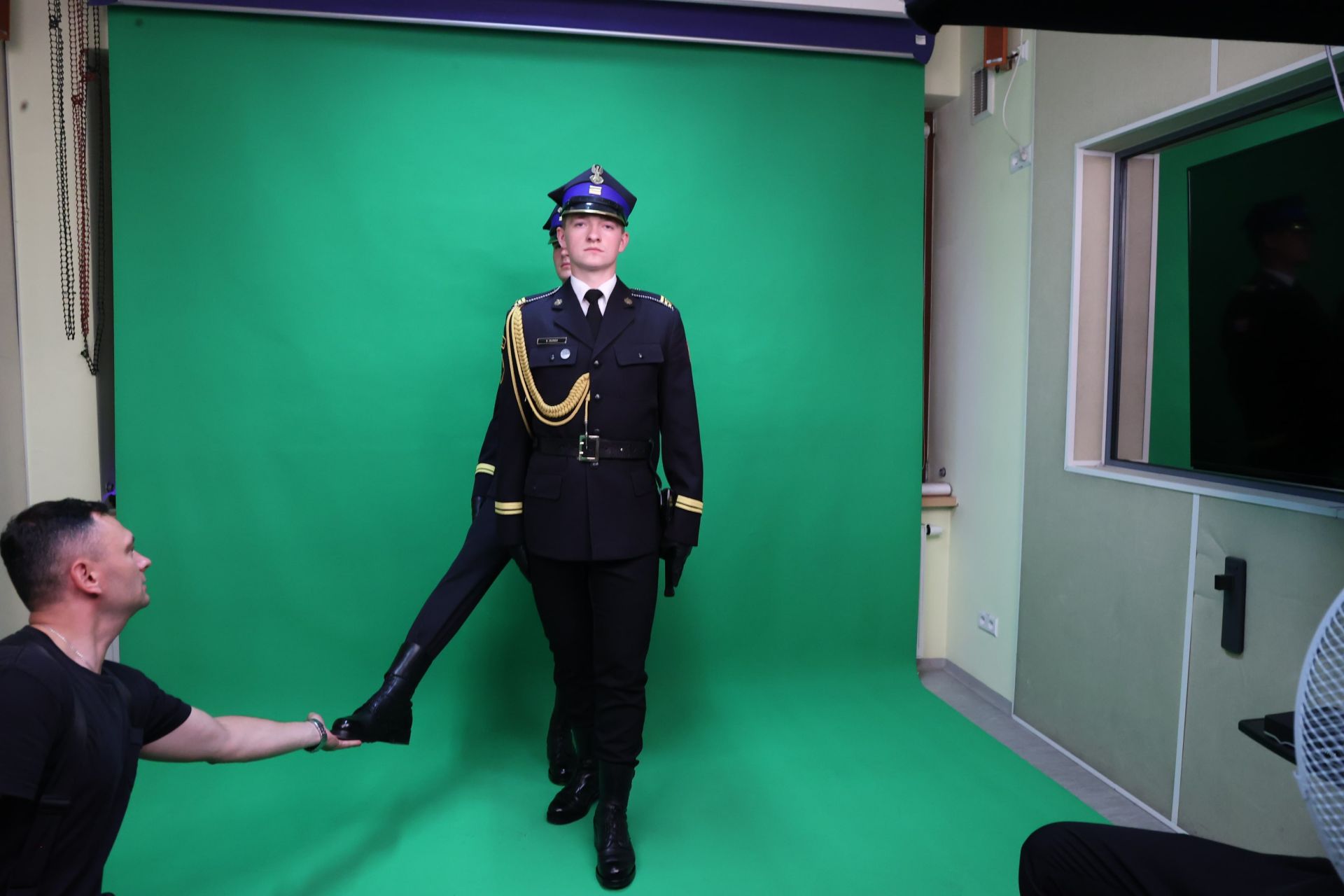 Atutem regulaminu musztry są ilustracje pokazujące prawidłowo wykonaną czynność. Na zdjęciu kadr z sesji fotograficznej fot. Tomasz Banaczkowski / Wydział Prasowy KG PSP