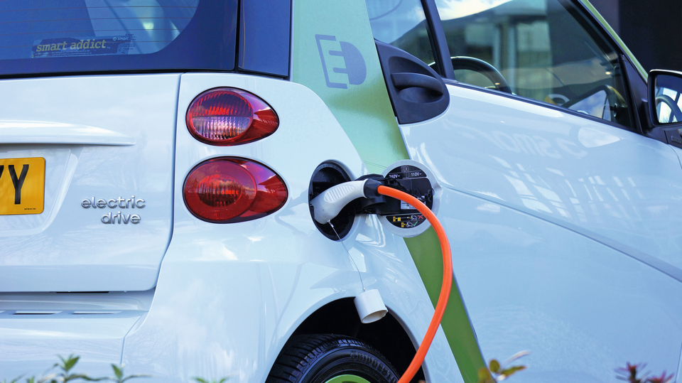 Samochód elektryczny podłączony do stacji ładowania fot. Pixabay