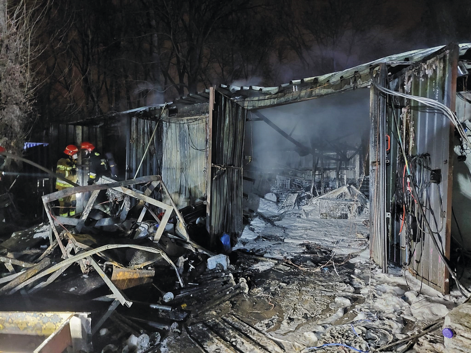 Blaszane garaże po pożarze (2023). Zgłoszenie dotyczyło pożaru serwerowni. Był to jednak rodzaj warsztatu mechaniczno-samochodowego produkującego części do samochodów elektrycznych fot. Mateusz Trzmiel / KM PSP
