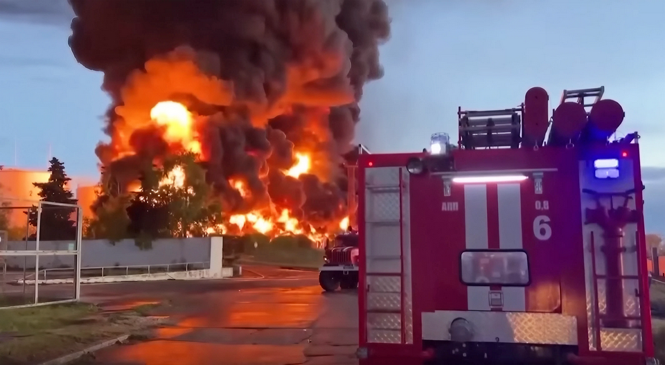 Płomienie pochłaniające bazę paliw przy Zatoce Kozackiej fot. kadr z: TVP Info, Panika po pożarze w Sewastopolu. Rosjanie uciekają z Krymu, YouTube