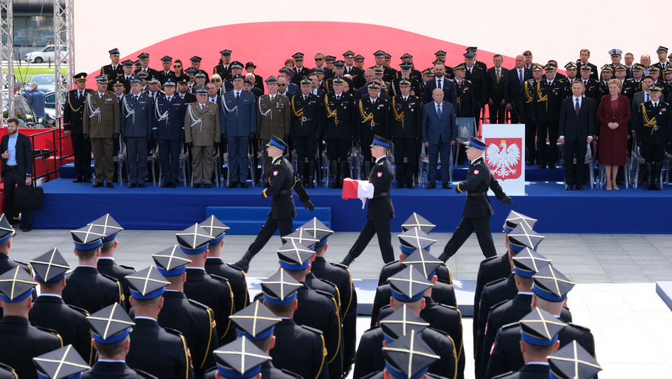 Wystąpienie pocztu flagowego w czasie Centralnych Obchodów Dnia Strażaka w 2023 r. i wykonanie komendy do rozpoczęcia marszu do podniesienia flagi państwowej fot. Karol Kierzkowski / Wydział Prasowy KG PSP