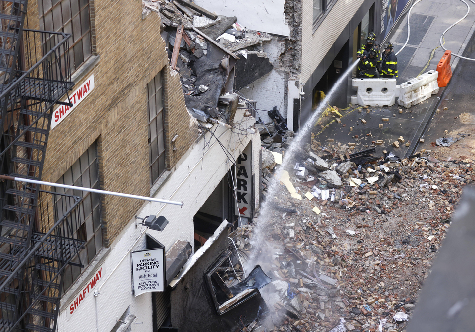 Strażacy FDNY kierują prąd wody na gruzy pozostałe po zawalonej części pięciopoziomowego garażu fot. John Angelillo/ UPI Photo / Newscom / PAP