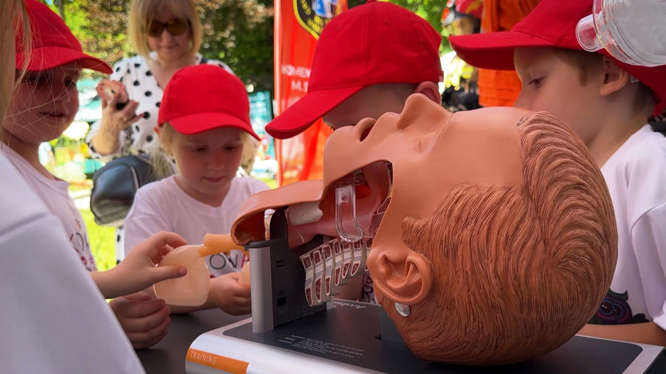 Zafascynowanie małego człowieka to wstep do wiedzy i umiejętności dorosłego fot. kadr z filmu fot. Wydziału Prewencji Społecznej KG PSP