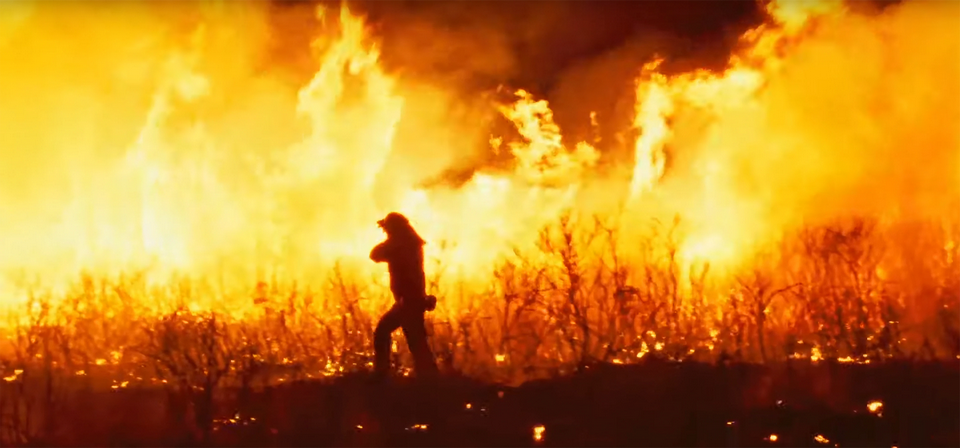 Nierówna walka człowieka z okrutnym żywiołem fot. kadr z filmu