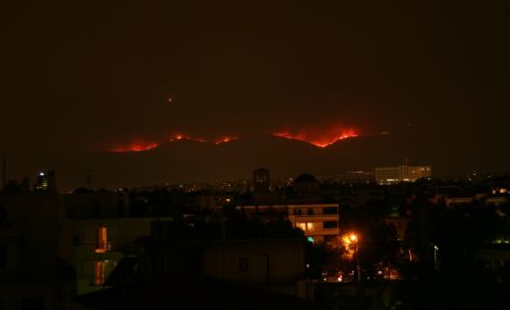 Pożar lasu na masywie górskim Parnita, na północ od Aten, 2007 r. fot. George Havlicek / Wikipedia (CC BY-SA 3.0)