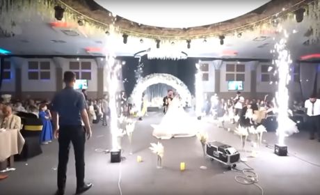 Zaczęło się od fajerwerków, od których zapaliły się dekoracje na suficie  fot. fragmenty kadrów / Daily Mail, Shocking new Iraq wedding drone footage showing moment venue set ablaze / YouTube  (https://www.youtube.com/watch?app=desktop&v=ZG9ThXwmzWU) (1, 2), Kurdistan 24, Opublikowane po raz pierwszy sceny pożaru w Al-Haytham Hall w Al-Hamdaniya / YouTube (https://www.youtube.com/watch?app=desktop&v=hMpx0w690W8) (3, 4, 5, 6)