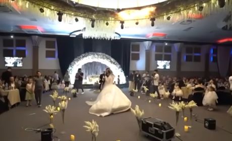Zaczęło się od fajerwerków, od których zapaliły się dekoracje na suficie  fot. fragmenty kadrów / Daily Mail, Shocking new Iraq wedding drone footage showing moment venue set ablaze / YouTube  (https://www.youtube.com/watch?app=desktop&v=ZG9ThXwmzWU) (1, 2), Kurdistan 24, Opublikowane po raz pierwszy sceny pożaru w Al-Haytham Hall w Al-Hamdaniya / YouTube (https://www.youtube.com/watch?app=desktop&v=hMpx0w690W8) (3, 4, 5, 6)