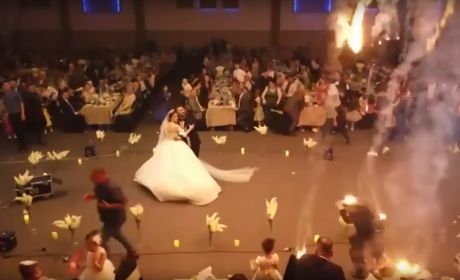 Zaczęło się od fajerwerków, od których zapaliły się dekoracje na suficie  fot. fragmenty kadrów / Daily Mail, Shocking new Iraq wedding drone footage showing moment venue set ablaze / YouTube  (https://www.youtube.com/watch?app=desktop&v=ZG9ThXwmzWU) (1, 2), Kurdistan 24, Opublikowane po raz pierwszy sceny pożaru w Al-Haytham Hall w Al-Hamdaniya / YouTube (https://www.youtube.com/watch?app=desktop&v=hMpx0w690W8) (3, 4, 5, 6)